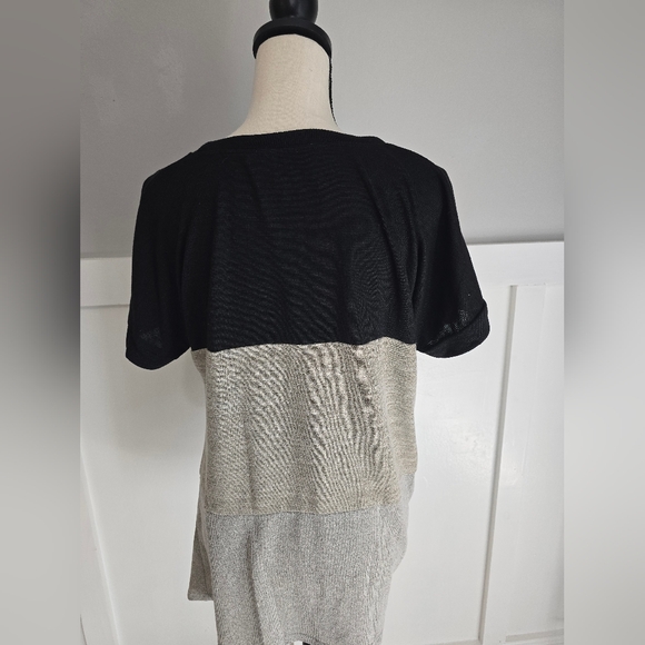 Two Two Win Colorblock Knot-Front Short Sleeve Top - Black & Gray Sz M - Picture 7 of 9